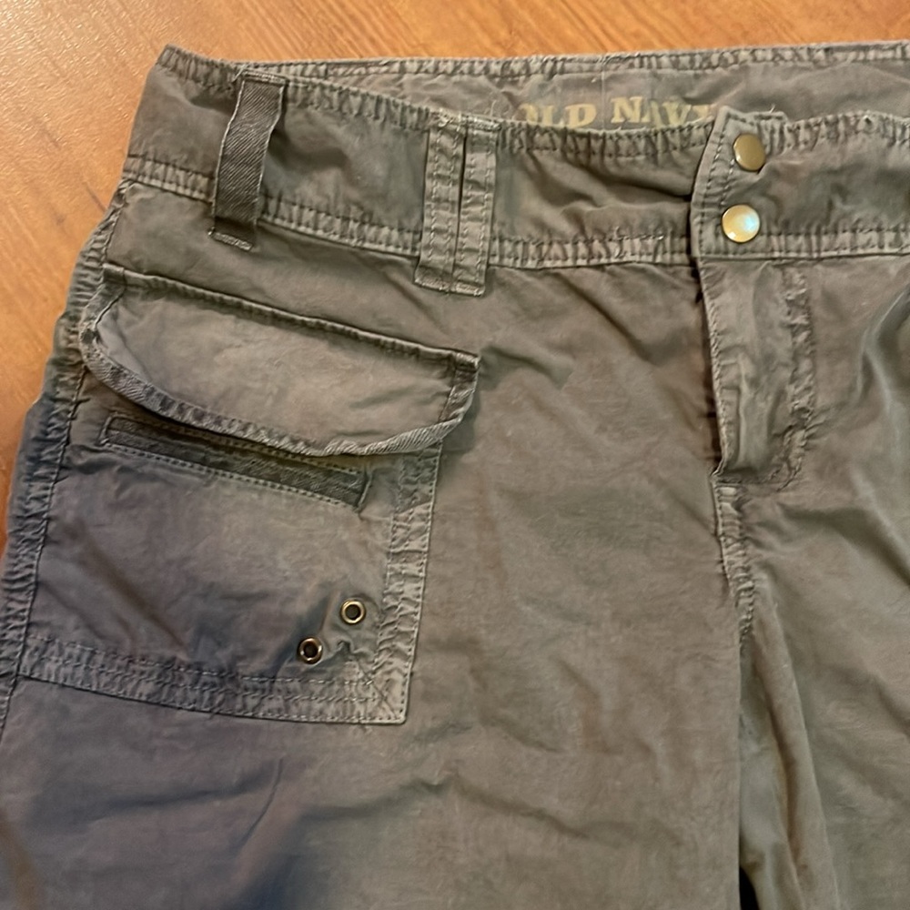 Old Navy cargo Bermuda shorts. - Picture 2 of 6